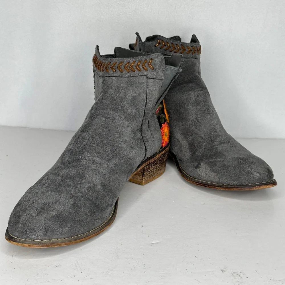 Tiara Topa-5 Gray Faux Suede Embroidered Ankle Booties Boho‎ Chic Sz 6.5 - Picture 4 of 9